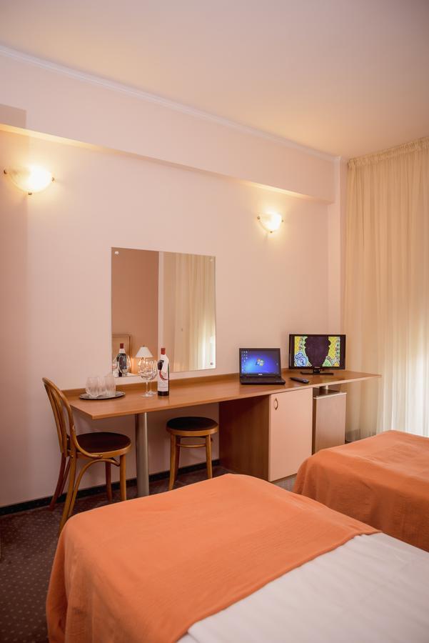 Hotel Reghina ทิมิชัวรา ภายนอก รูปภาพ