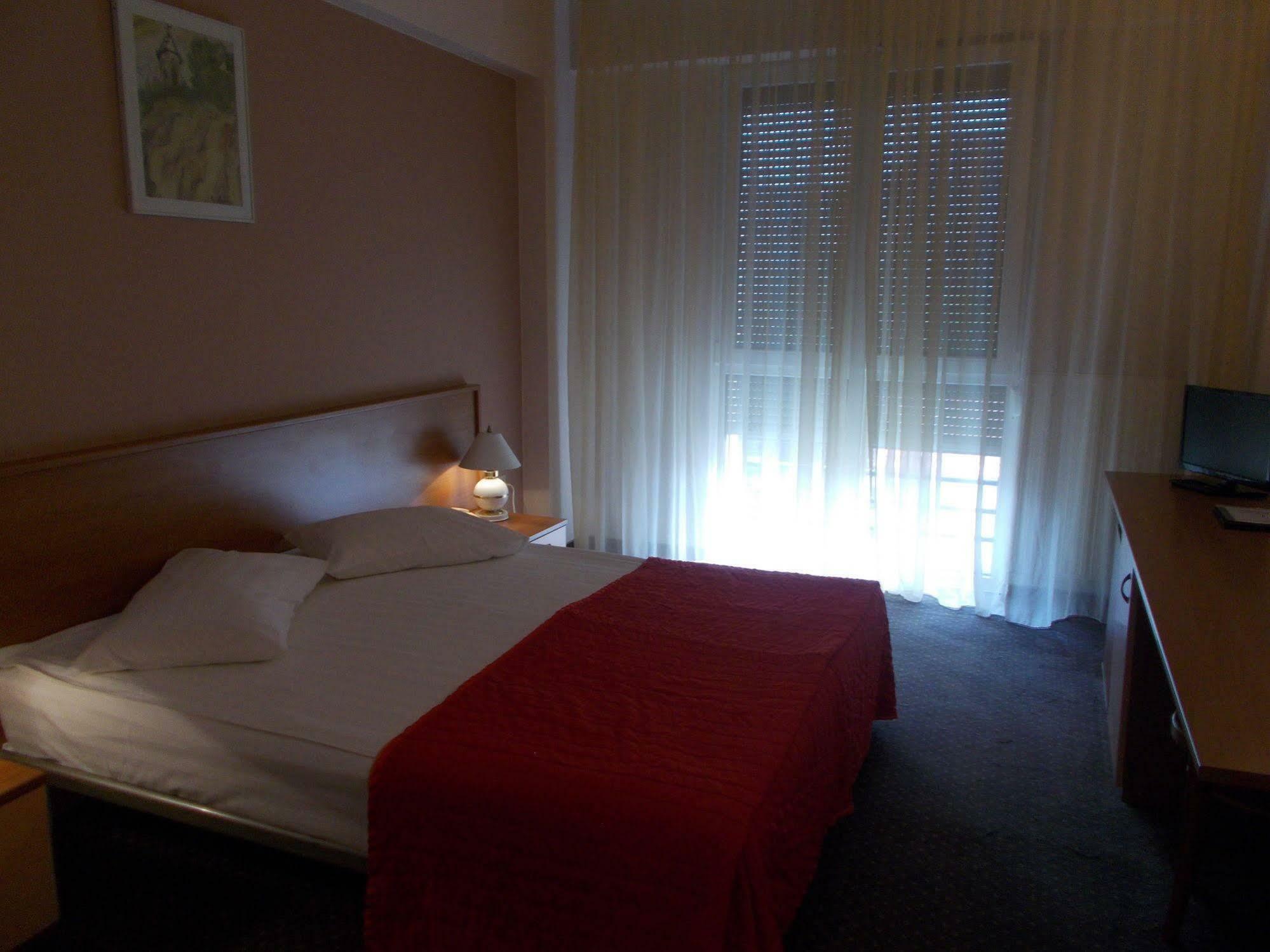 Hotel Reghina ทิมิชัวรา ภายนอก รูปภาพ